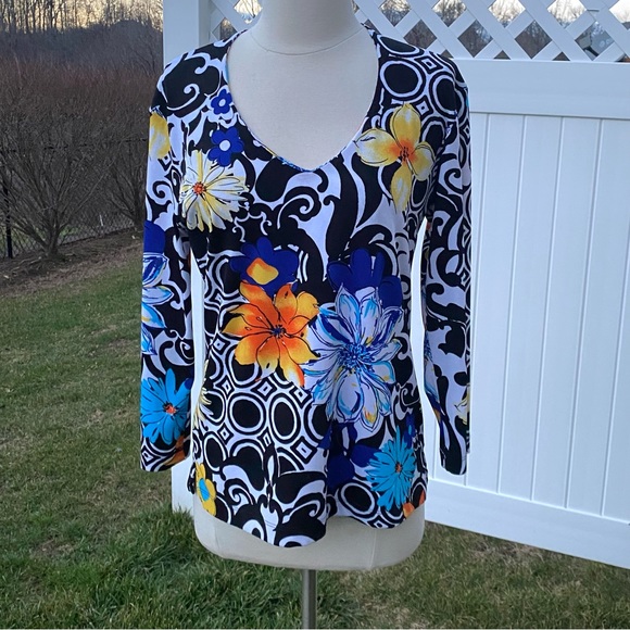 Chico’s 3/4 Sleeve Floral V Neck Top - Picture 4 of 16